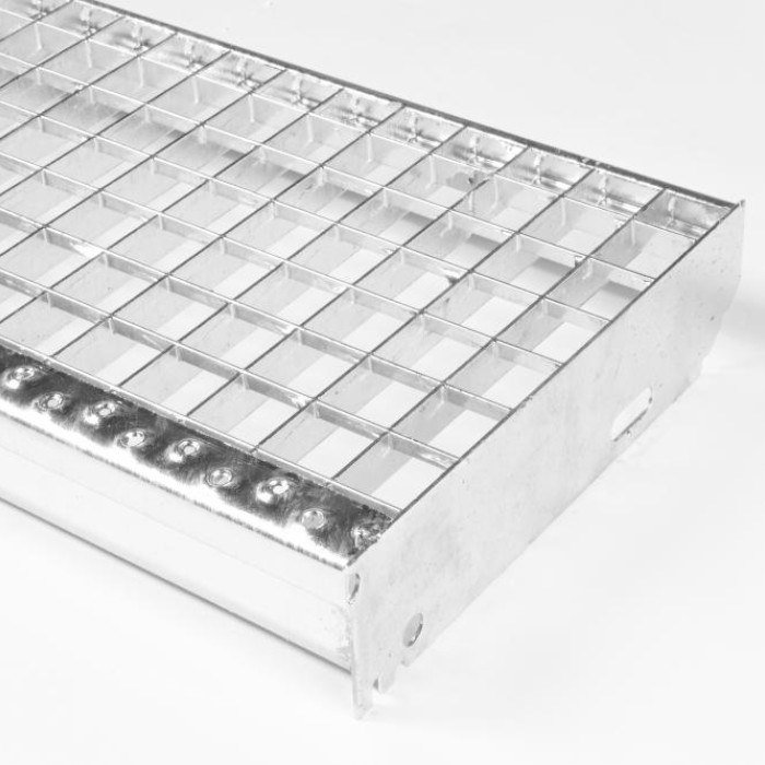 Schodišťové stupně 700x240/30x30